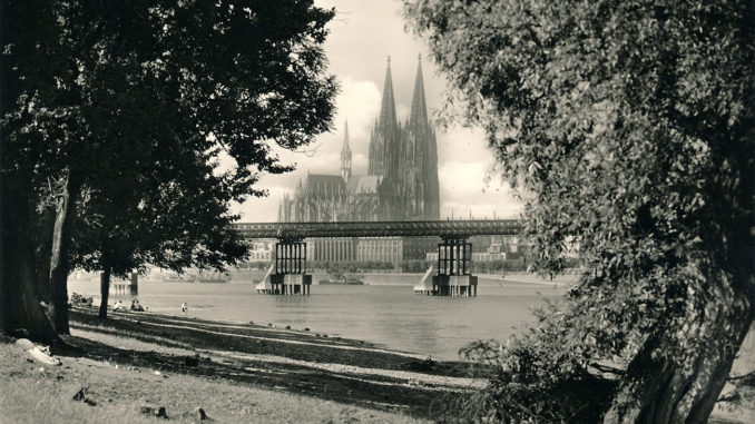 Bild von der Patton-Bruecke vor dem Kölner Dom 1950